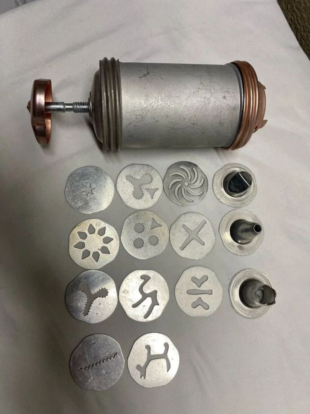 ^ Vintage Mirro matic Cookie Pastry Press Set 11 Discs 3 Tips MCM retro kitchen - Picture 1 of 6